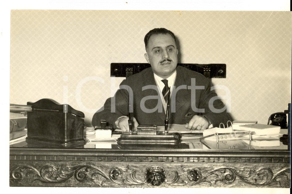 Fotografia d epoca originale 1960 ca CAGLIARI Ritratto del presidente Efisio CORRIAS al suo tavolo  Foto 1