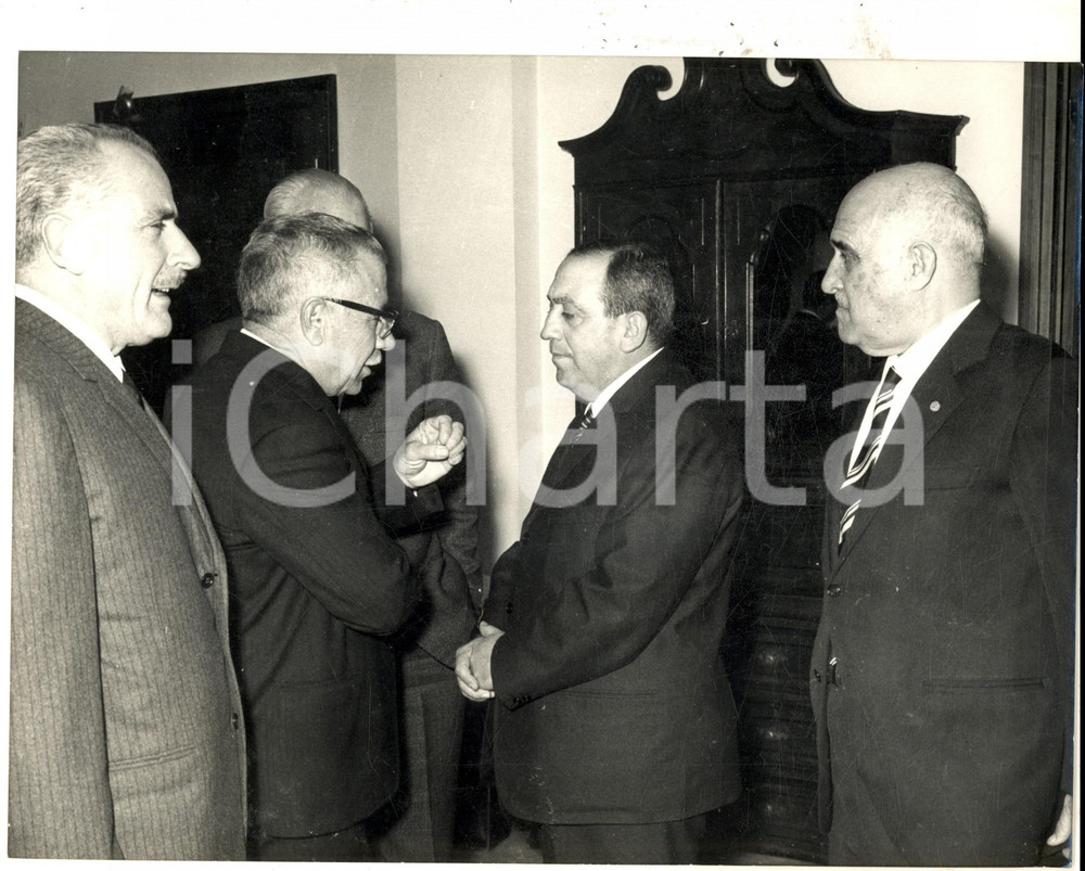 Fotografia d epoca originale 1960 ca SARDEGNA Giovanni DEL RIO discute con i membri della giunta Foto 1