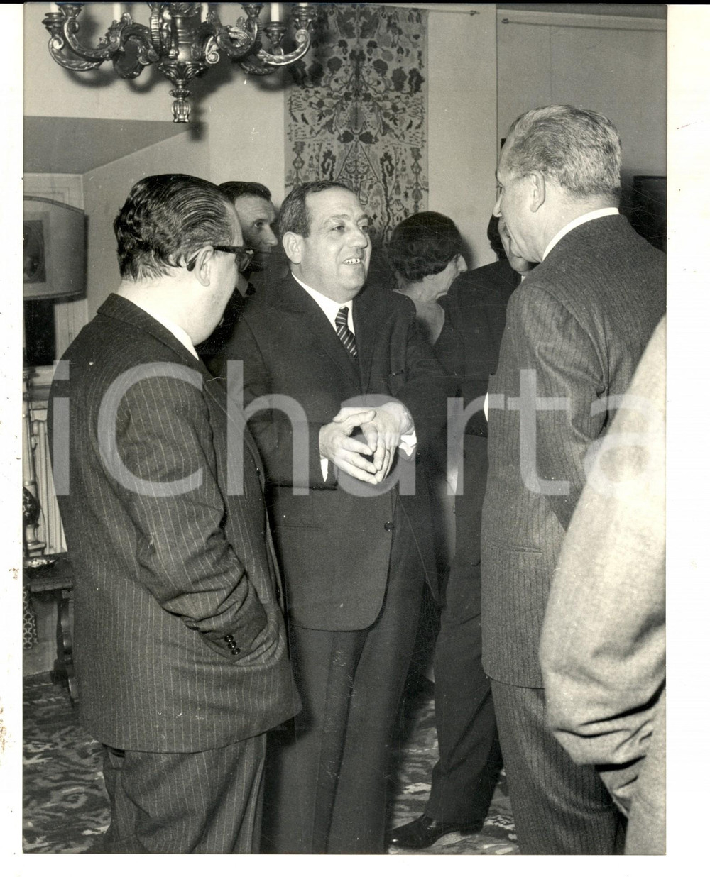 Fotografia d epoca originale 1960 ca SARDEGNA Presidente Giovanni DEL RIO discute con i membri della giunta 1
