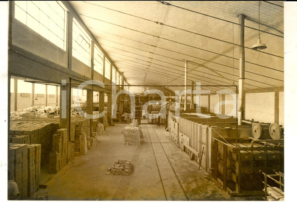 Fotografia d epoca originale 1960 ca CAGLIARI Ceramica EUROPA  Il salone del forno Fotografia 18x13 cm 1