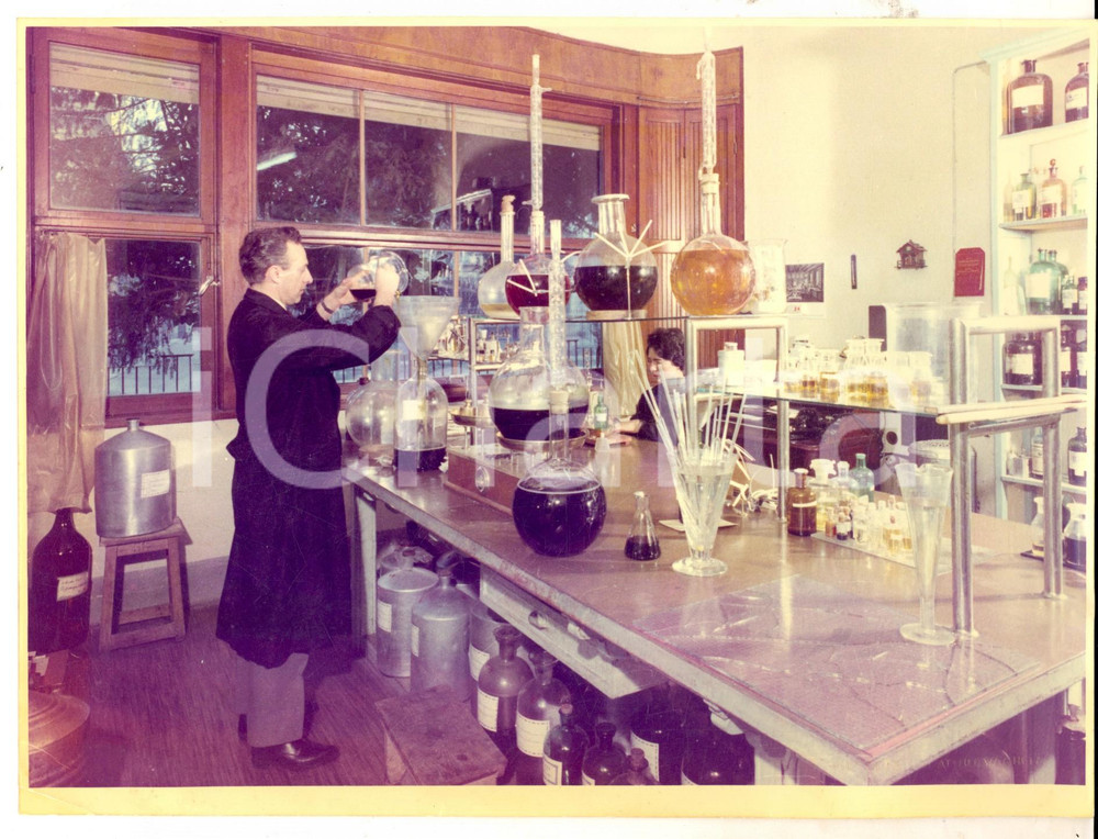 Fotografia d epoca originale 1960 ca PARMA Profumi BORSARI  Il lavoro nella distilleria Foto 24x18 cm 1