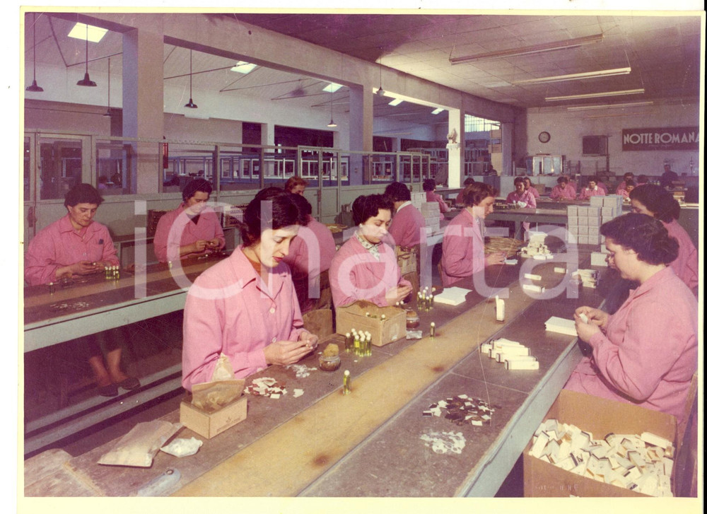 Fotografia d epoca originale 1960 ca PARMA Profumi BORSARI  Operaie al lavoro in fabbrica Foto 24x18 cm 1