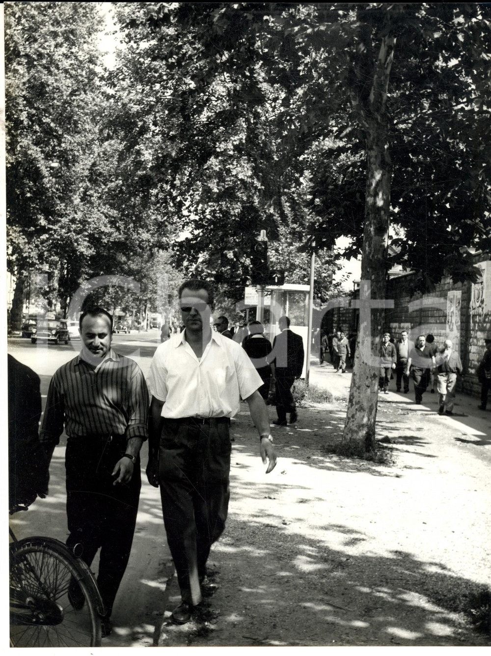 Fotografia d epoca originale 1965 ca MILANO LAMBRATE Colletti bianchi e tute blu Foto ARTISTICA 18x24 1