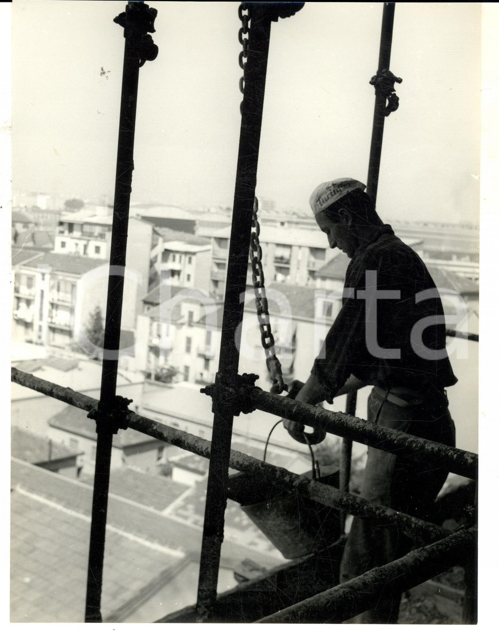 1965 ca TORINO Operaio al lavoro in un cantiere edile *Foto ARTISTICA 18x24