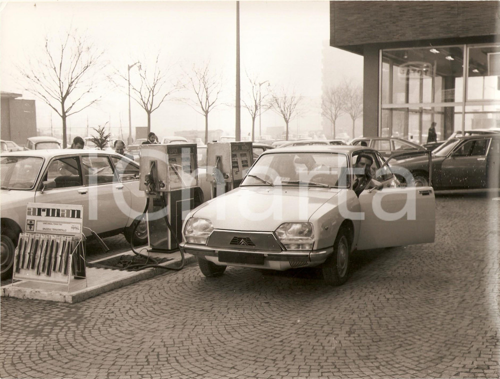Fotografia d epoca originale 1970 ca TORINO Citroen GS fa rifornimento da benzinaio TOTAL Foto 24x18 cm 1