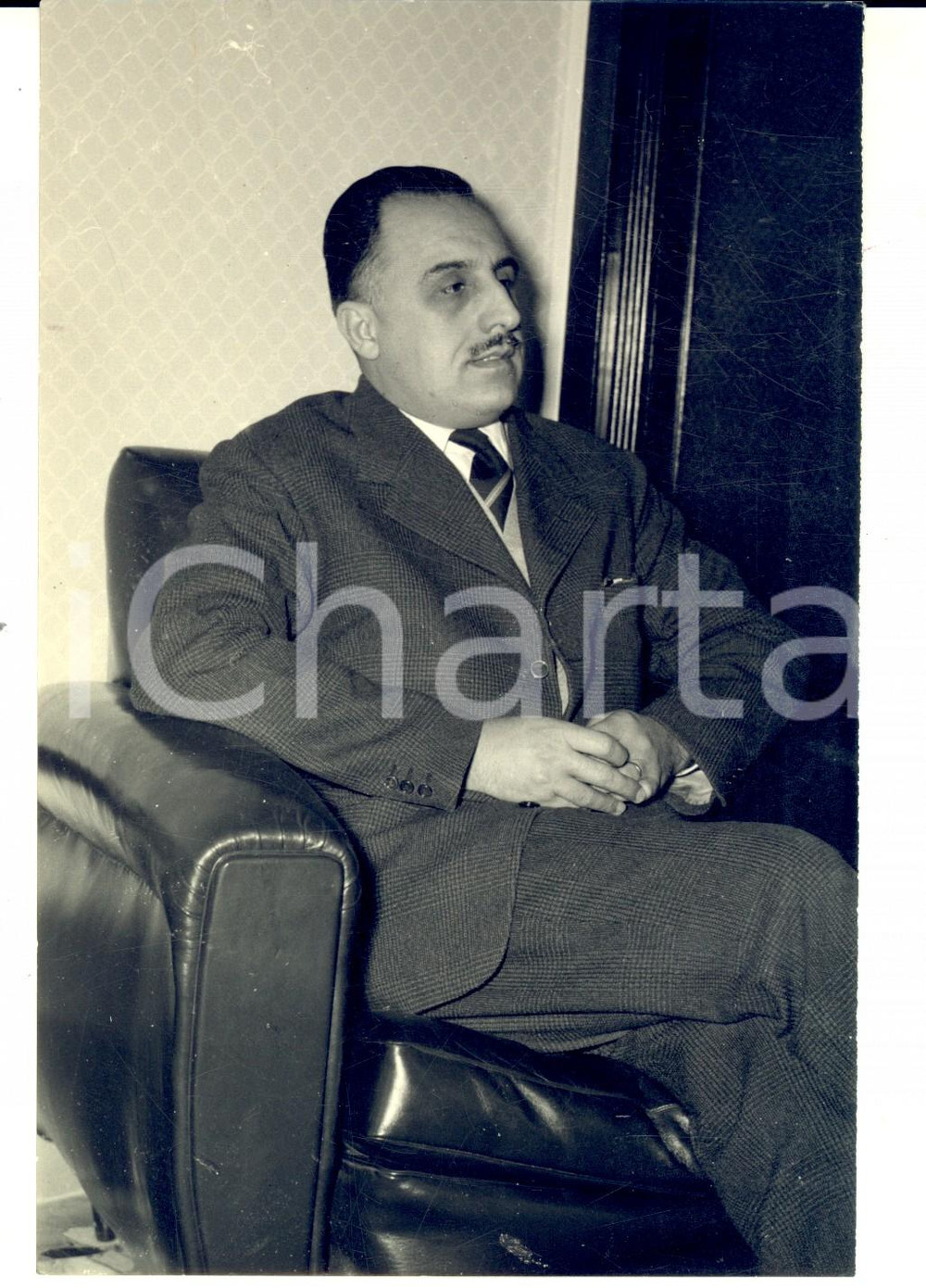 Fotografia d epoca originale 1960 ca CAGLIARI Ritratto presidente Efisio CORRIAS nel suo studio Foto 13x18 1