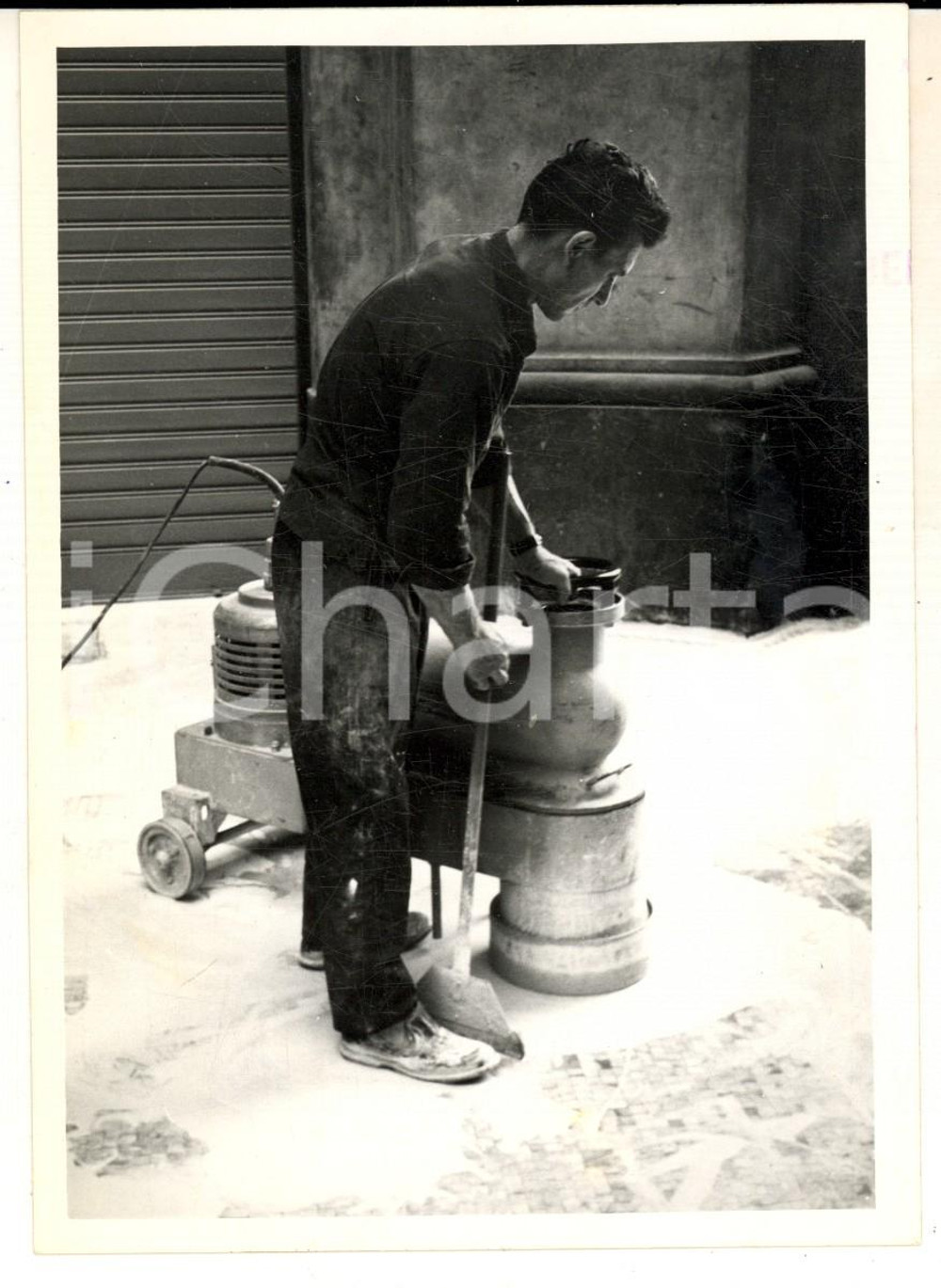 Fotografia d epoca originale 1965 ca SARDEGNA ? Operaio al lavoro in una strada cittadina Foto VINTAGE 1