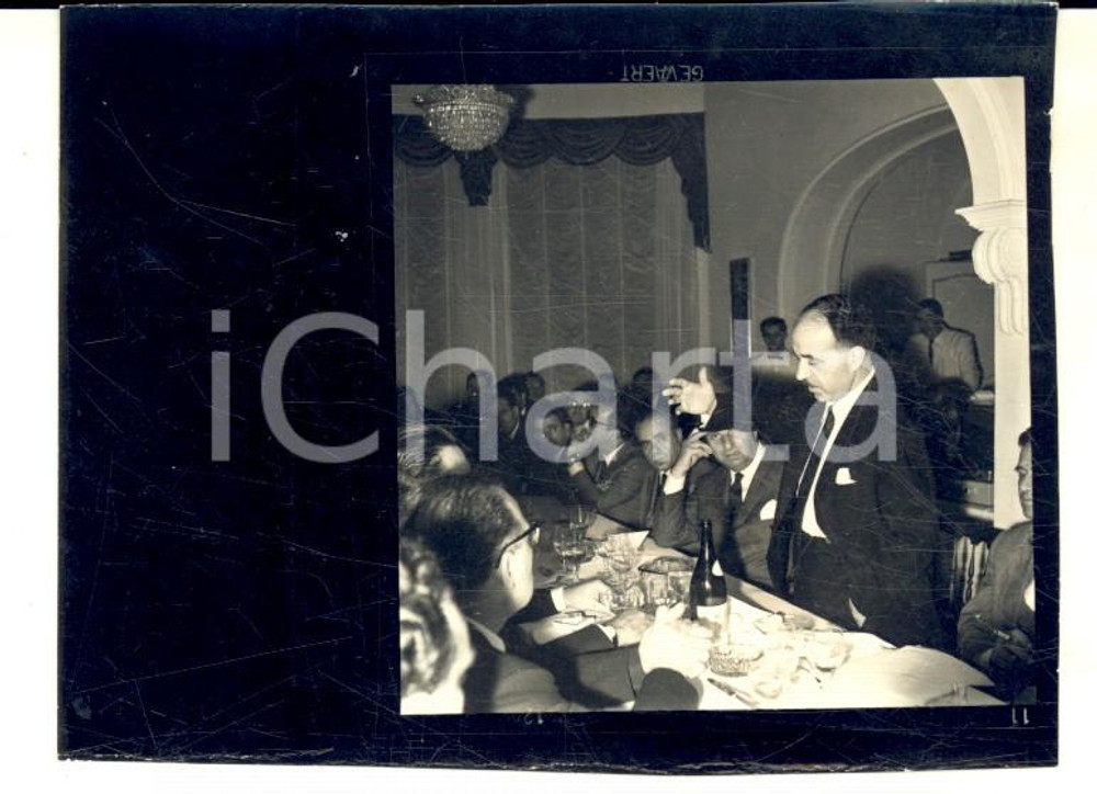 Fotografia d epoca originale 1960 ca MILANO Discorso on. Luigi PRETI durante una cena di gala Foto 9x7 1