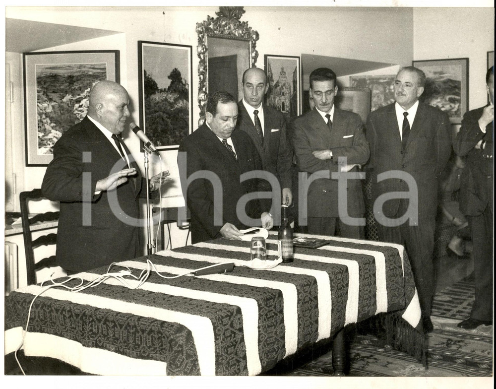 Fotografia d epoca originale 1960 ca SARDEGNA Giovanni DEL RIO durante una cerimonia con la Giunta Foto 1