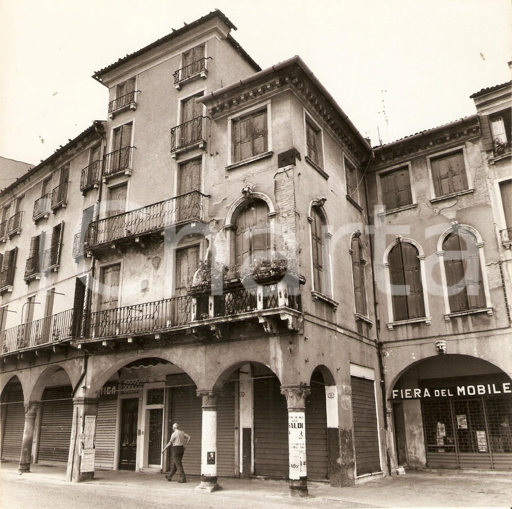 Fotografia d epoca originale 1977 PADOVA Anziano passeggia sotto i portici Negozio Fiera del Mobile Foto 1