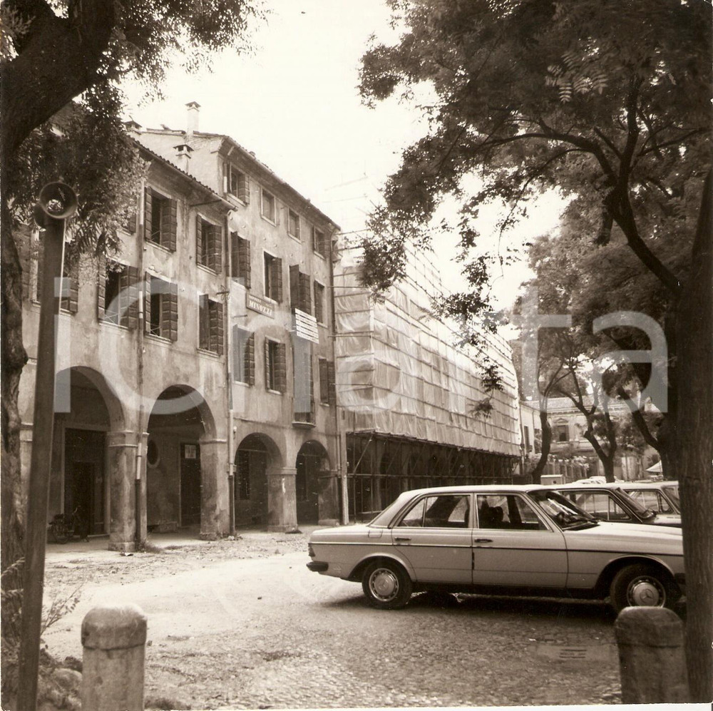 Fotografia d epoca originale 1977 PADOVA Impresa edile MINOZZI restaura una villa Foto 18 x 18 cm 1