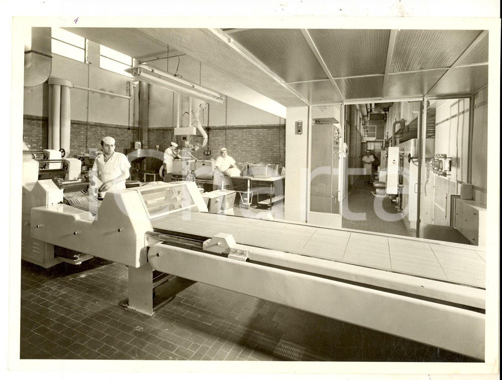Fotografia d epoca originale 1965 ca PARMA Stabilimento ALDEA  Operai al lavoro Foto 24x18 cm 1