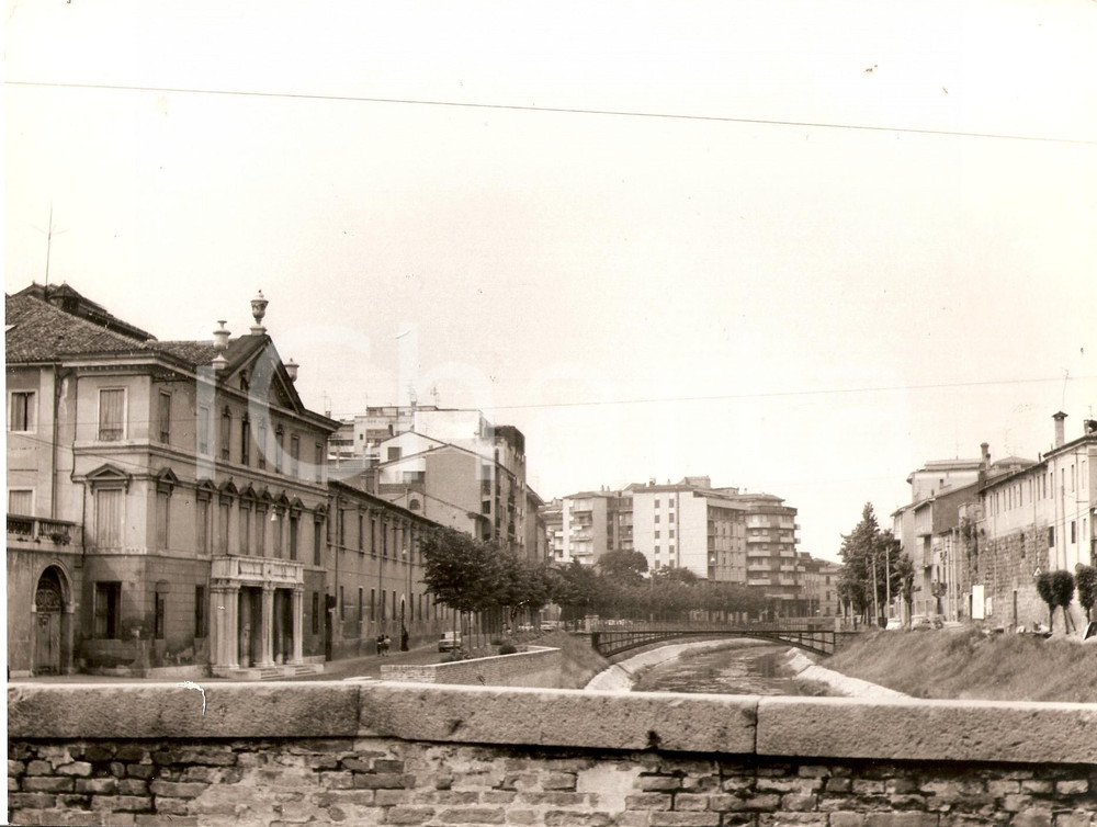 Fotografia d epoca originale 1975 ca PADOVA Scorcio della cittÃ  con Fiume BACCHIGLIONE Foto 24x17 cm 1
