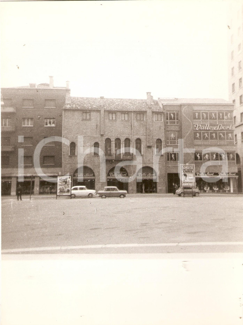 Fotografia d epoca originale 1975 ca PADOVA Scorcio del centro con negozio VALLE SPORT Foto 17x24 cm 1