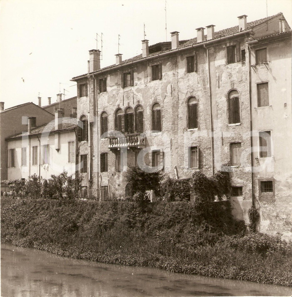 Fotografia d epoca originale 1977 PADOVA Case lungo il fiume BACCHIGLIONE Foto 18x18 cm 1