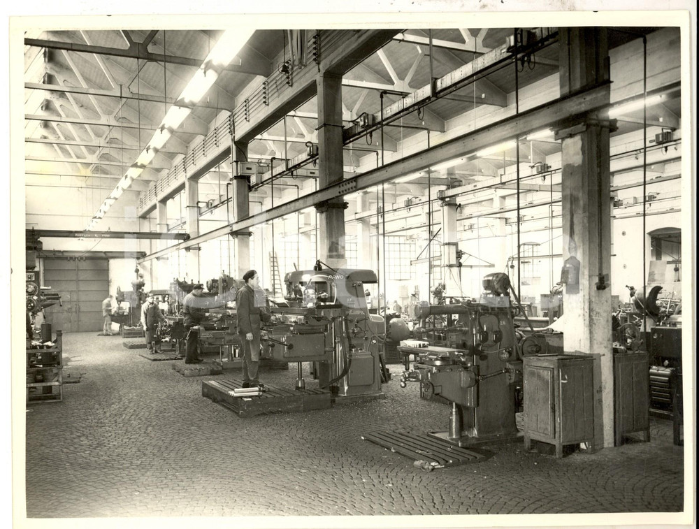 Fotografia d epoca originale 1965 ca SARDEGNA ? Operai al lavoro in uno stabilimento meccanico Foto 1