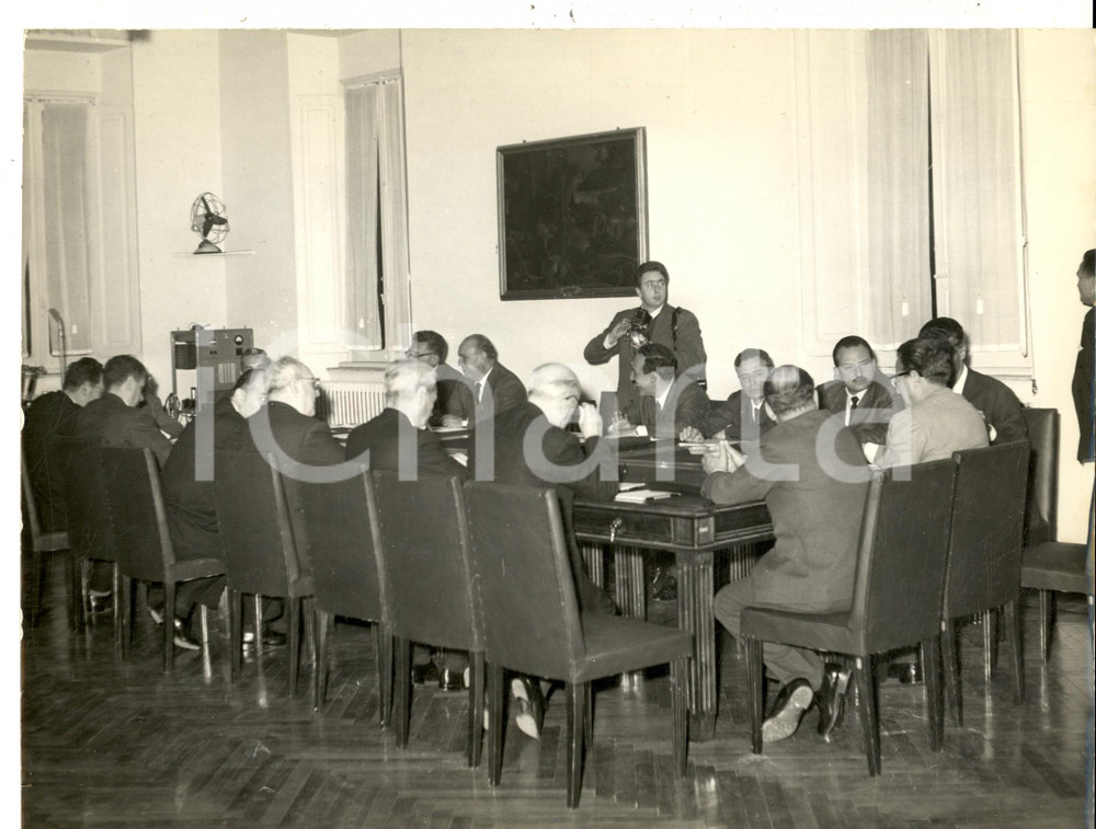 Fotografia d epoca originale 1960 ca CAGLIARI Presidente Efisio CORRIAS in riunione con la Giunta Foto 1