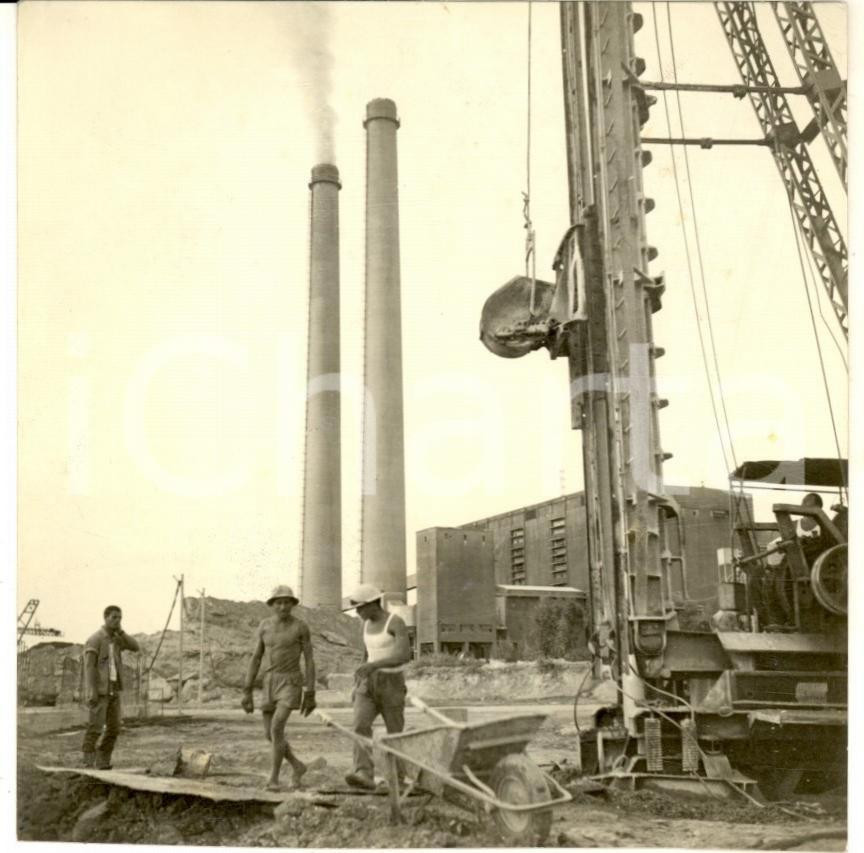 Fotografia d epoca originale 1970 ca PORTOVESME Operai al lavoro per la costruzione della centrale elettrica 1