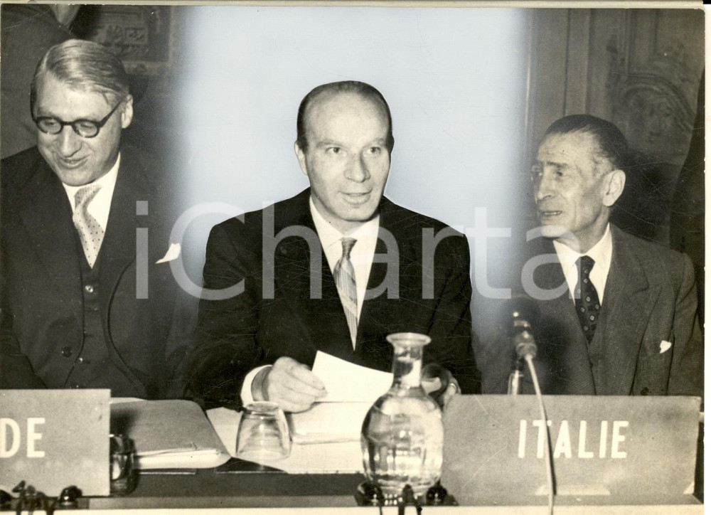 Fotografia d epoca originale 1957 PARIS Riunione ministri O.E.C.E.  Guido CARLI per la delegazione italiana 1