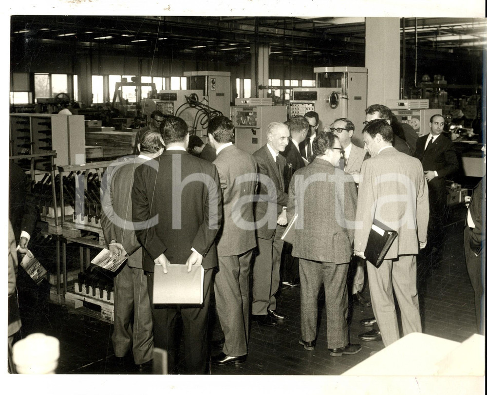 Fotografia d epoca originale 1963 Centro IBM ITALIA Gruppo di industriali in visita Foto reportage 24x18 cm 1