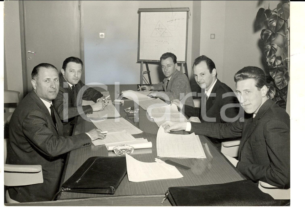 Fotografia d epoca originale 1963 Centro IBM ITALIA Dirigenti in riunione Foto reportage 18x13 cm 1