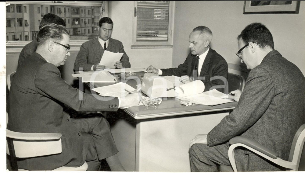 Fotografia d epoca originale 1963 Centro IBM ITALIA Dirigenti durante una riunione Foto reportage 18x11 cm 1