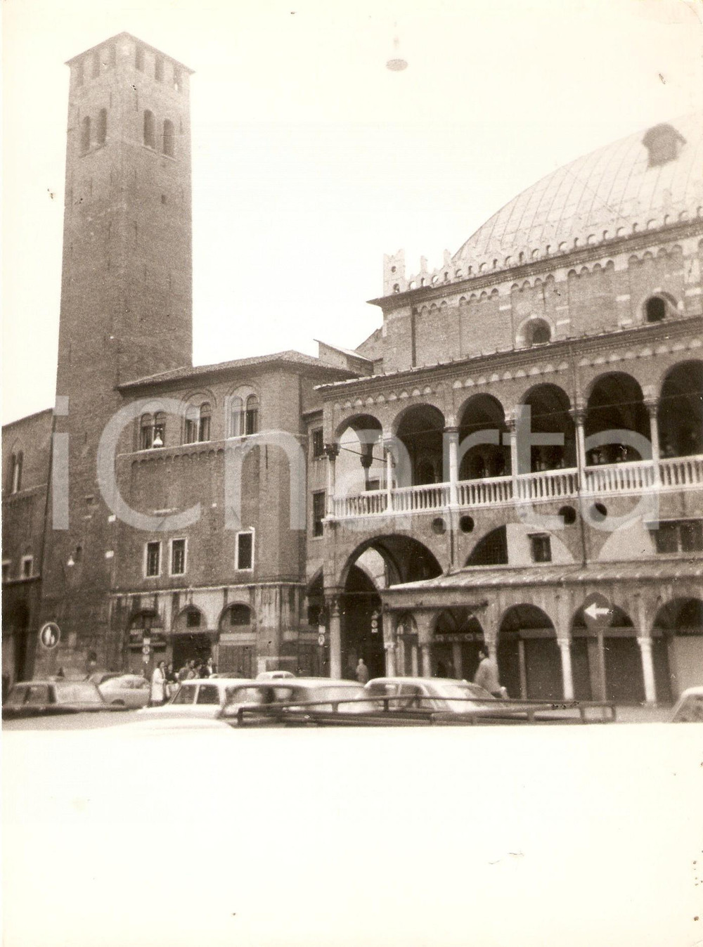 Fotografia d epoca originale 1975 ca PADOVA Piazza delle erbe  Scorcio di PALAZZO DELLA RAGIONE Foto 17x23 1