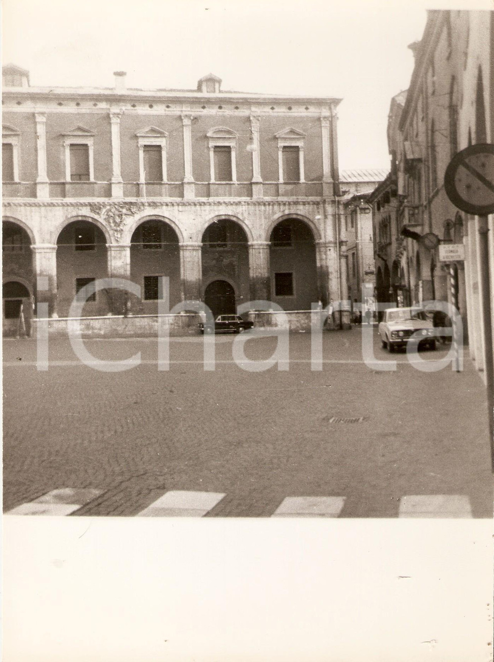 Fotografia d epoca originale 1975 ca PADOVA Auto parcheggiate nel centro storico Foto 17x23 cm 1