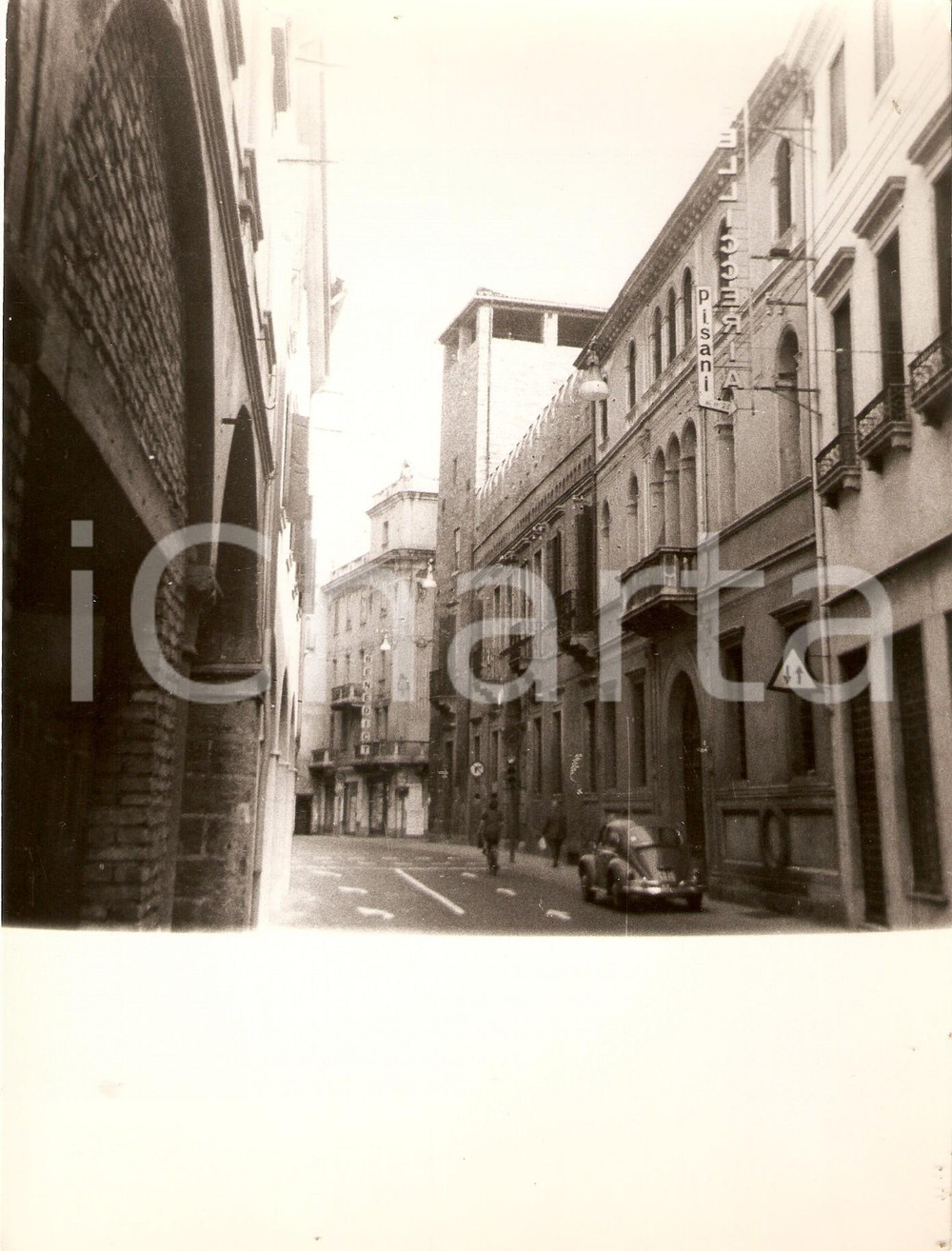 Fotografia d epoca originale 1975 PADOVA Maggiolone VOLKSWAGEN parcheggiato davanti a Pellicceria PISANI Foto 1