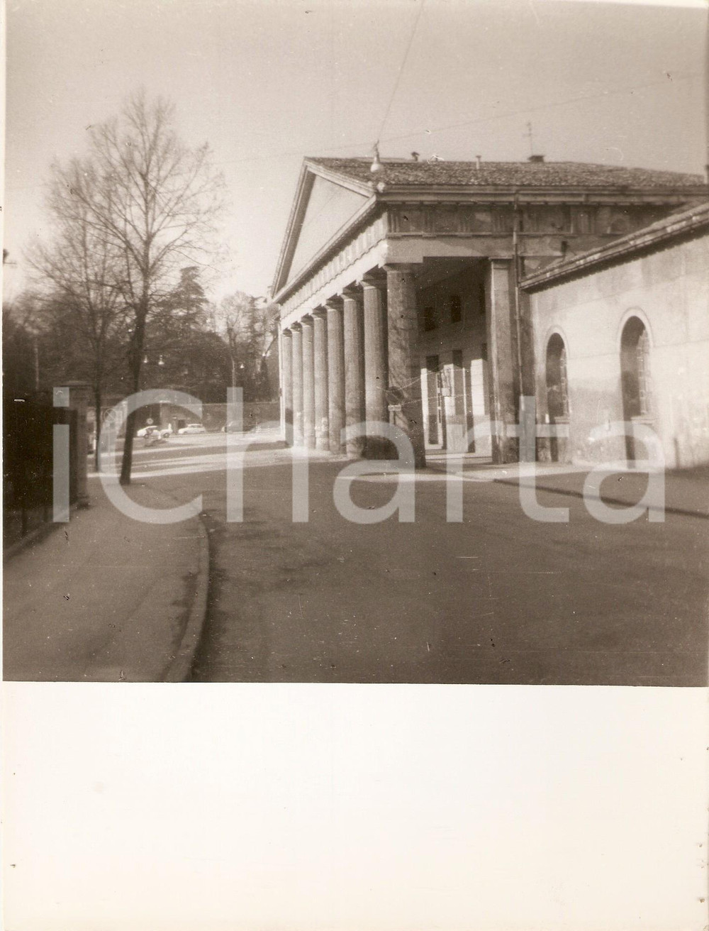 Fotografia d epoca originale 1975 ca AREA PADOVANA Scorcio di una chiesa con colonnato Foto 18x24 cm 1