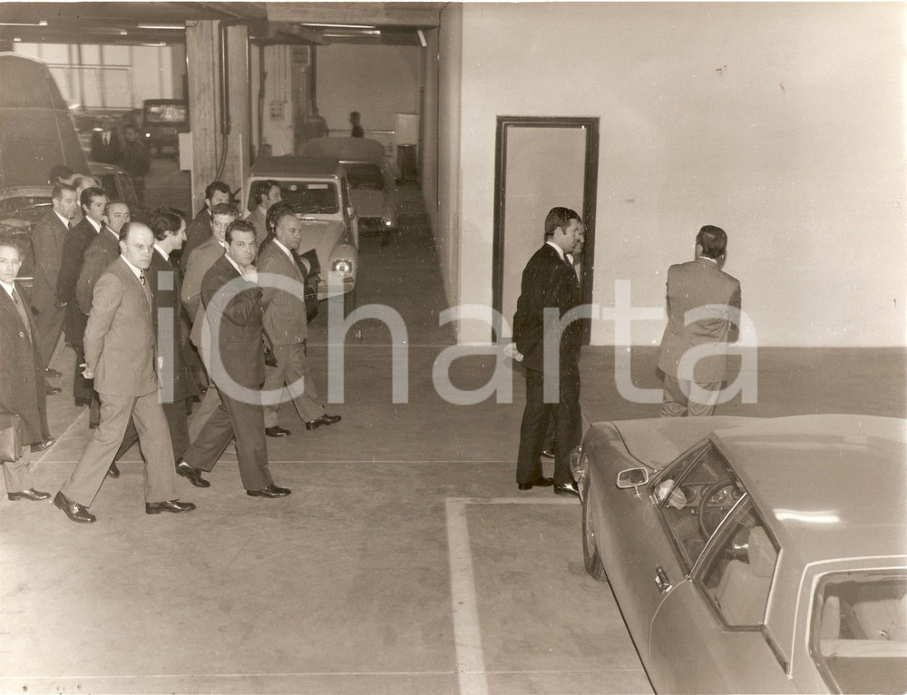 Fotografia d epoca originale 1970 ca MILANO Visita della autorità a concessionario CITROEN Foto 24x18 1