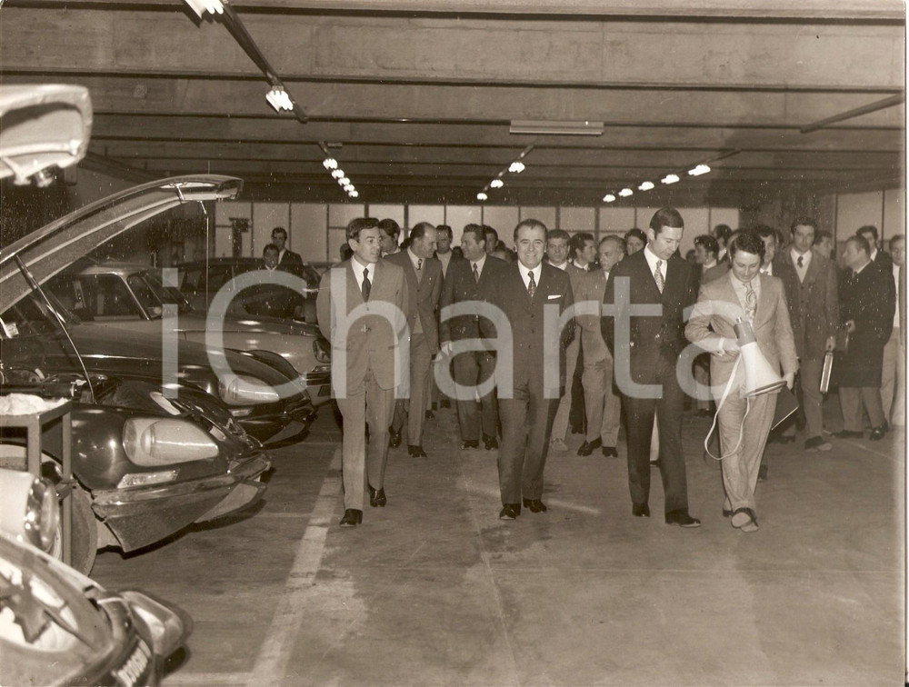 Fotografia d epoca originale 1970 ca MILANO  CITROEN DS in mostra alle autorità in un concessionario Foto 1