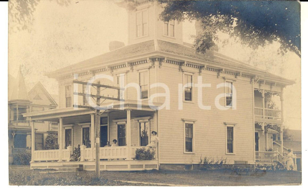 Fotografia d epoca originale 1910 ca USA A family on the porch of a Victorian house Real photo postcard RPPC 1