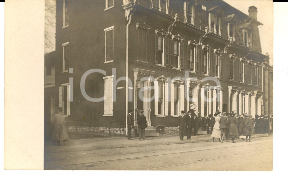 Fotografia d epoca originale 1910 ca USA Crowd in front of an old building Real photo postcard RPPC VINTAGE 1