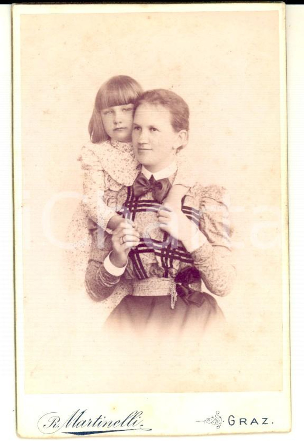 Fotografia d epoca originale 1900 ca GRAZ Ritratto di madre con la figlia bambina Foto R. MARTINELLI CDV 1