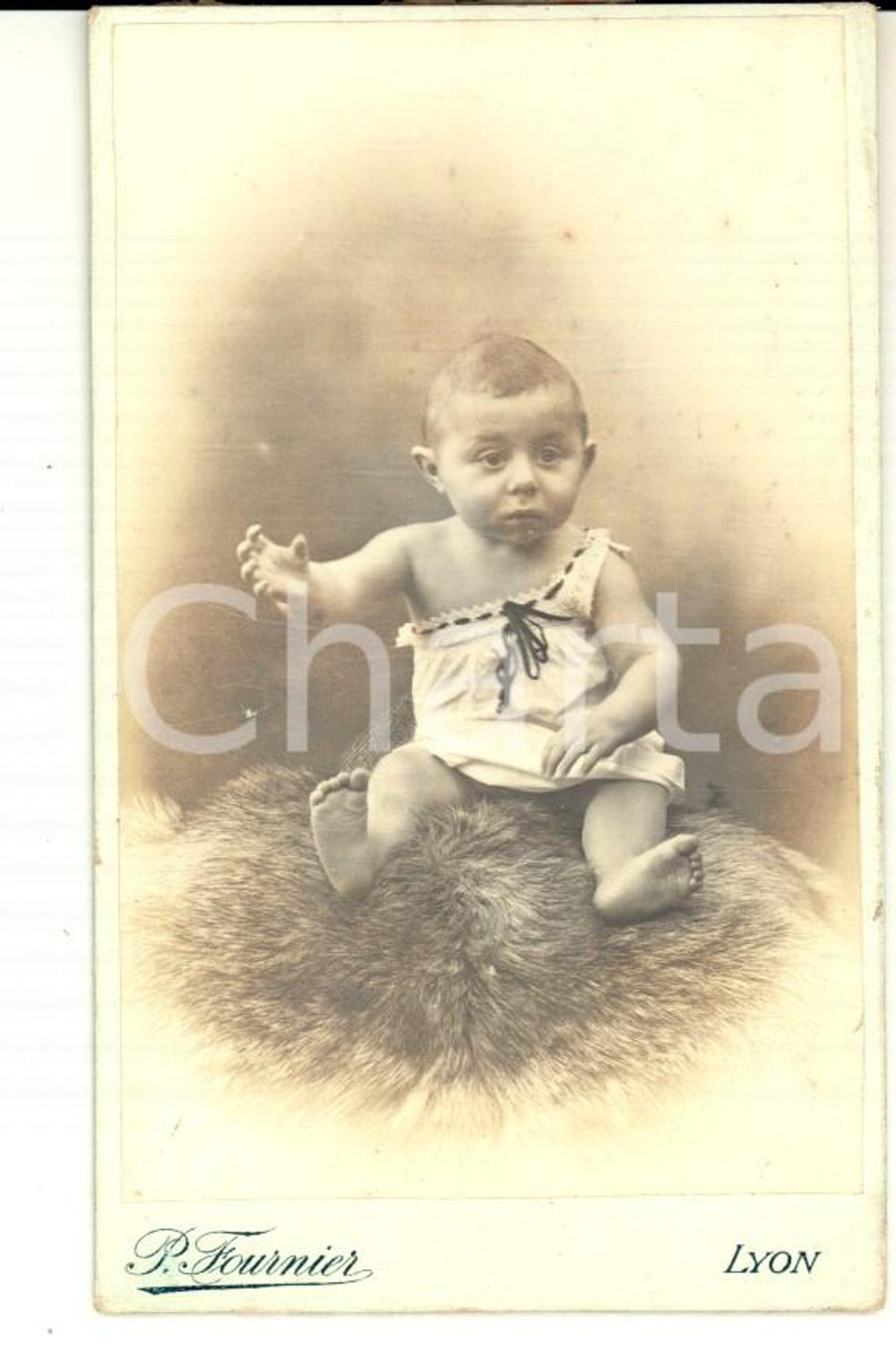 Fotografia d epoca originale 1900 ca LYON Ritratto di bambino su un pellicciotto Foto P. FOURNIER CDV 1