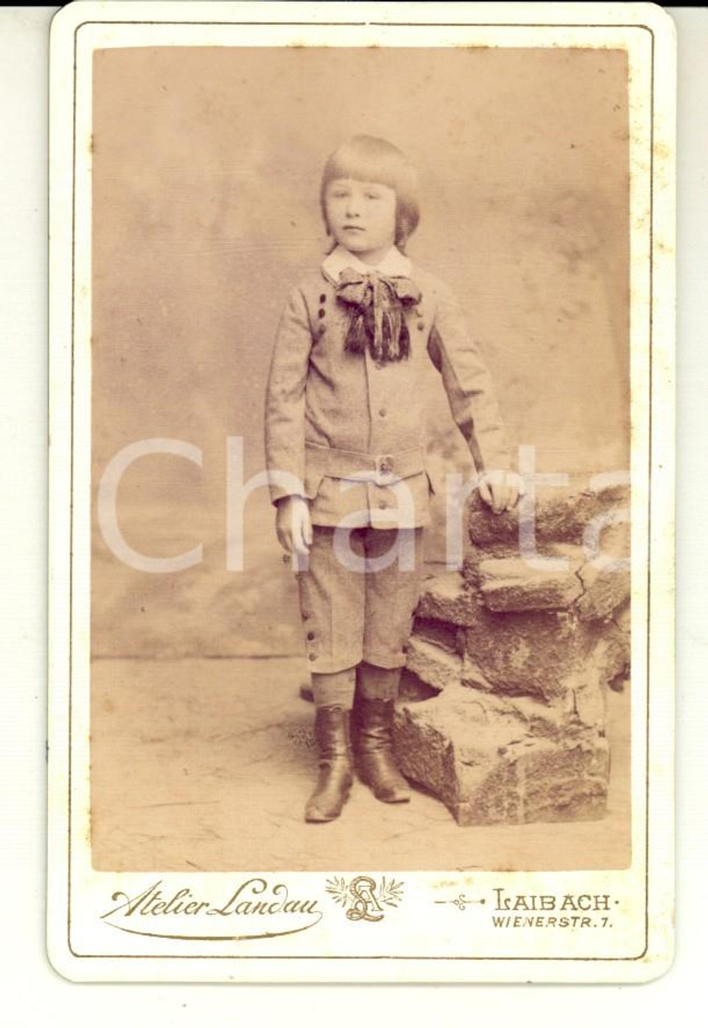 Fotografia d epoca originale 1890 ca LUBIANA / LAIBACH Bambino in abito invernale Foto ATELIER LANDAU CDV 1