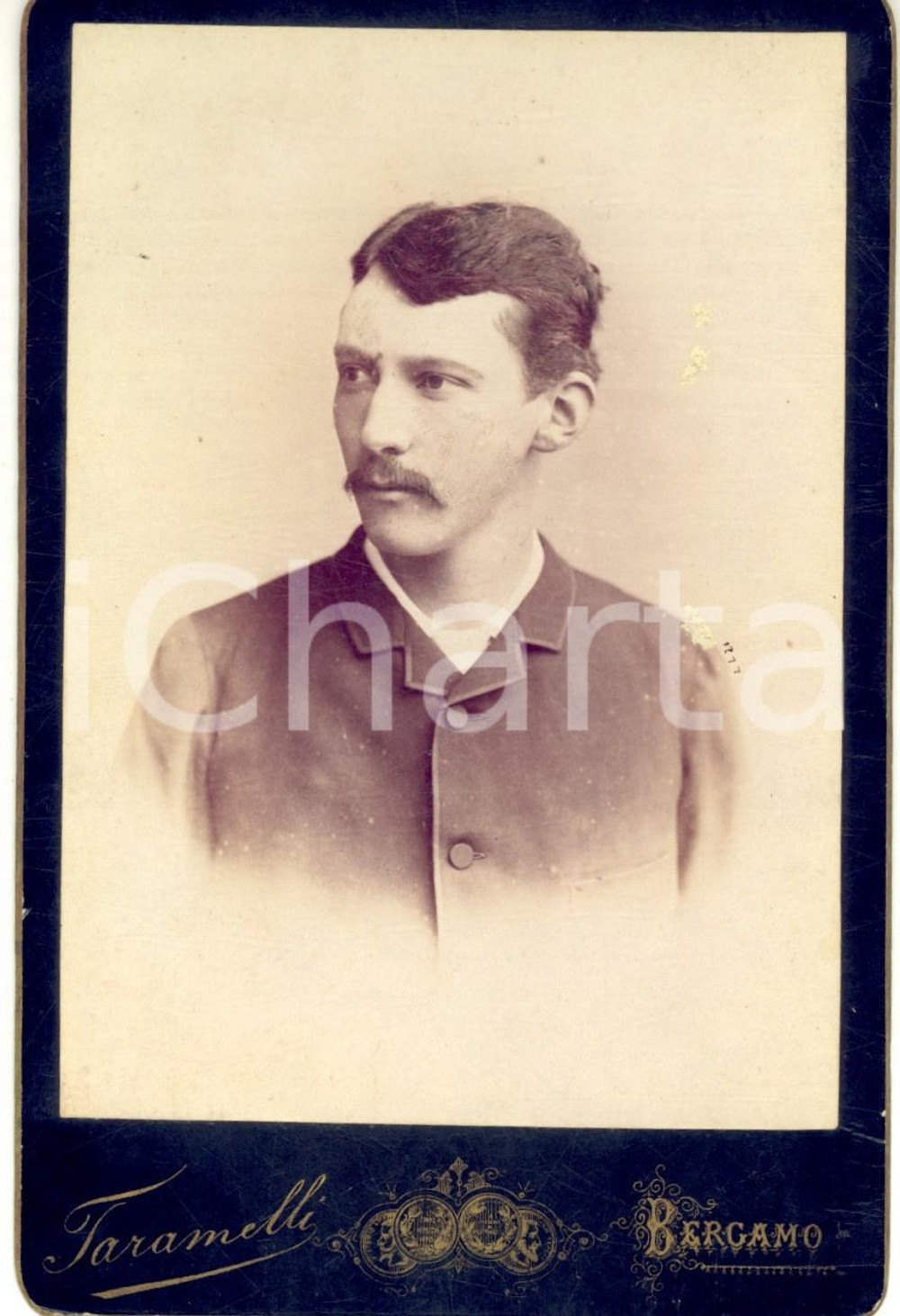 Fotografia d epoca originale 1890 ca BERGAMO Ritratto di giovane uomo Foto studio TARAMELLI 11x16 cm 1