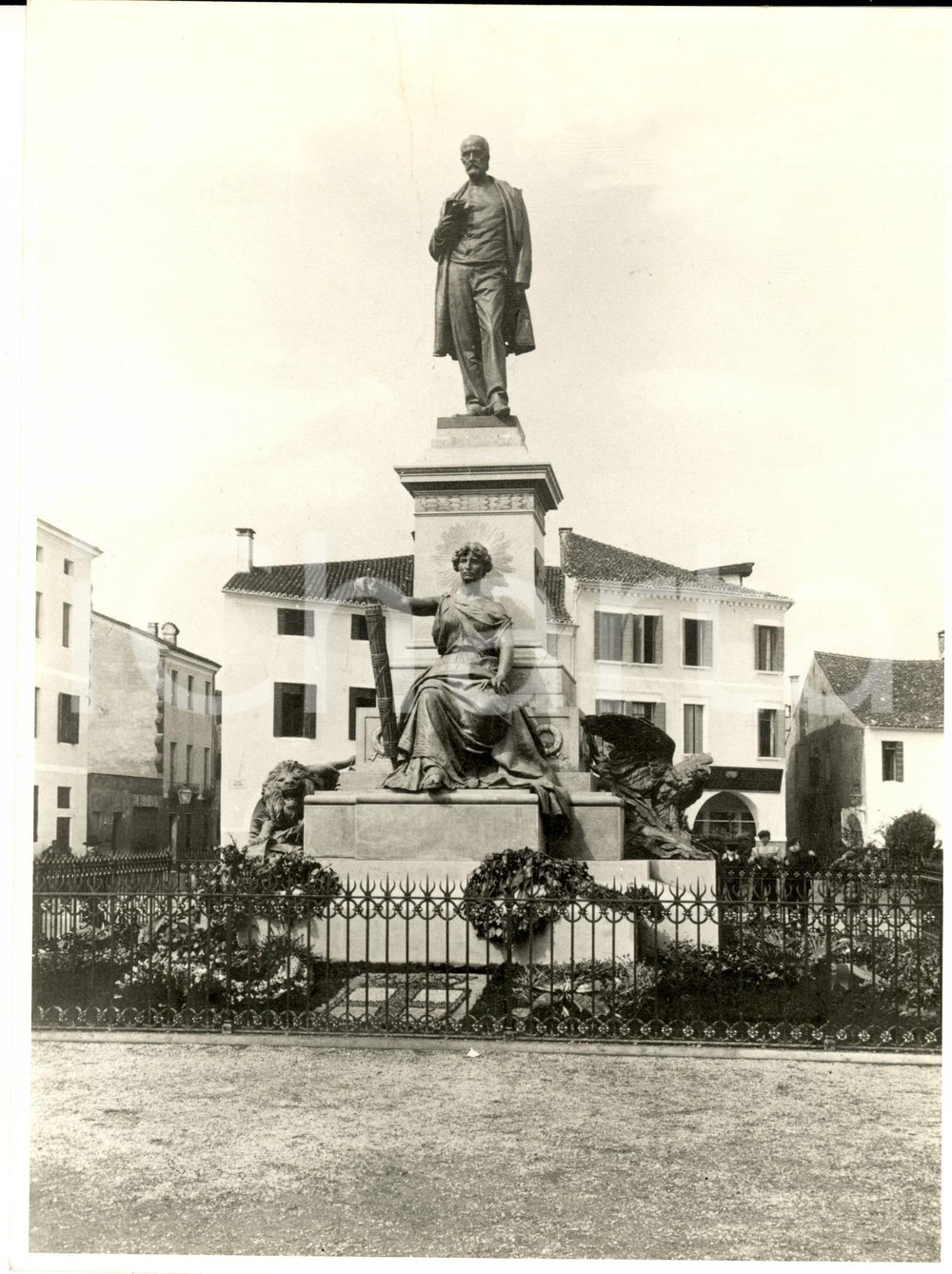 Fotografia d epoca originale 1970 ca PADOVA Veduta del monumento a Giuseppe MAZZINI Foto ARTISTICA 18x24 cm 1