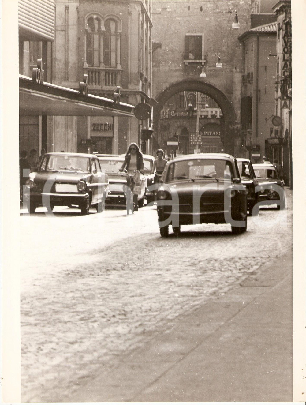 Fotografia d epoca originale 1975 ca PADOVA In centro con la bicicletta  Negozio COIN Foto 18x24 cm 1