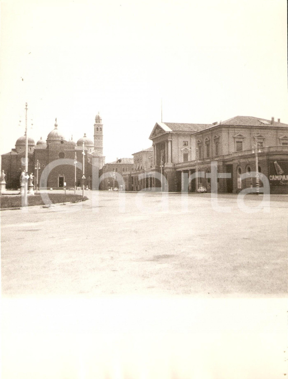 Fotografia d epoca originale 1975 PADOVA  PRATO DELLA VALLE Chiesa Santa Giustina e manifesto CAMPARI Foto 1