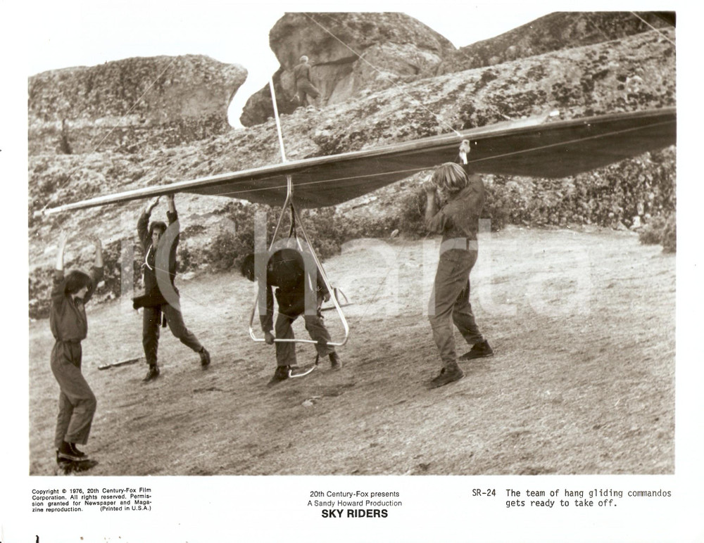 Fotografia d epoca originale 1976 SKY RIDERS Movie by Douglas HICKOX Team of hang gliding commandos Photo 1