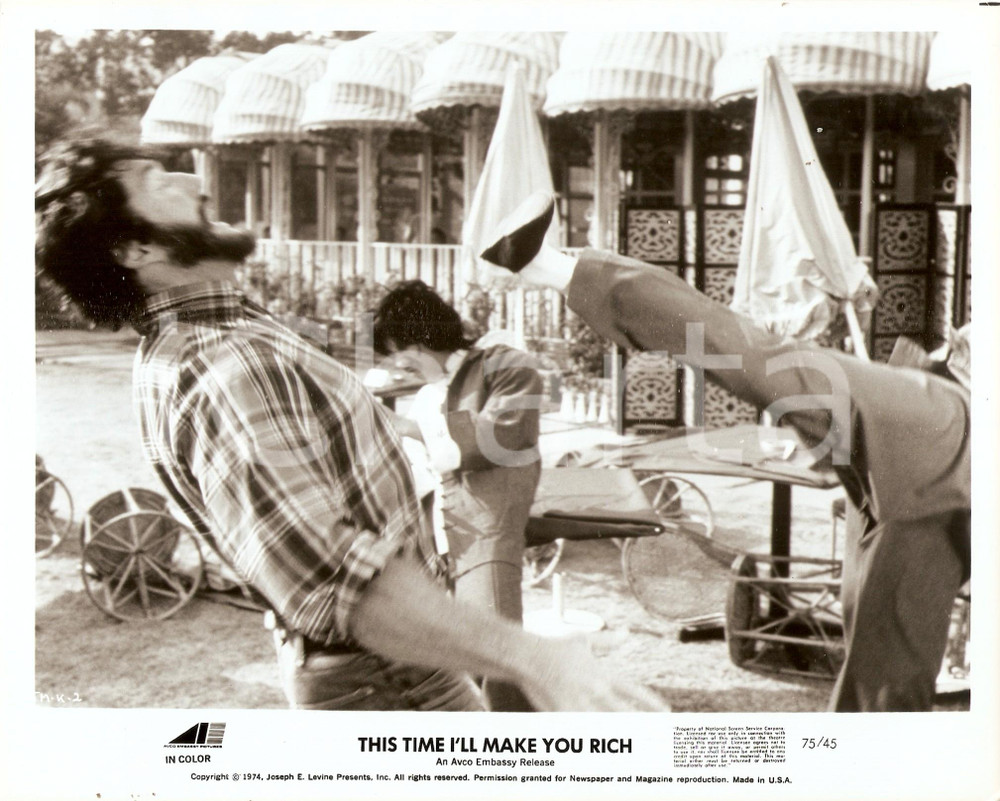Fotografia d epoca originale 1974 THIS TIME I LL MAKE YOU RICH Flying kick to Antonio SABATO Photo 25x20 cm 1