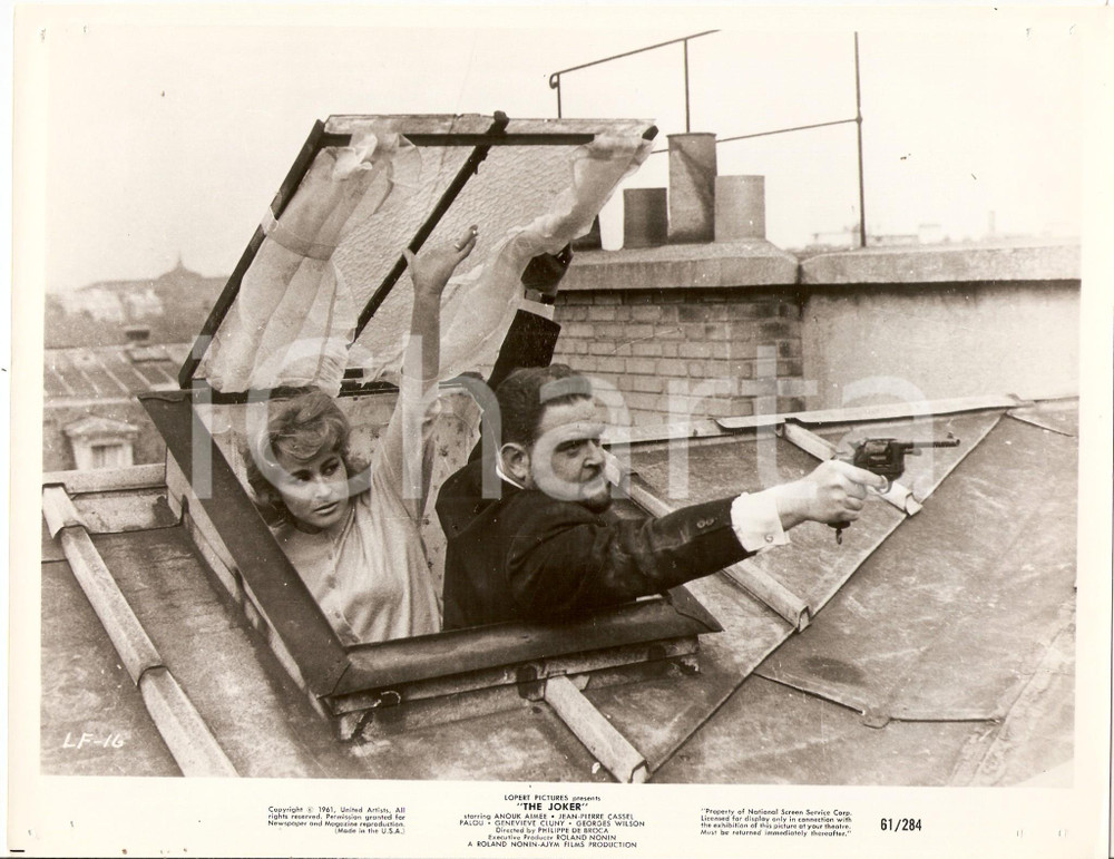 Fotografia d epoca originale 1960 THE JOKER Policeman pops out from skylight  Movie Philippe DE BROCA Photo 1
