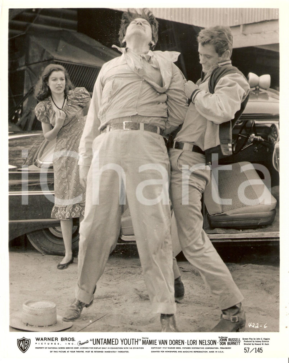 Fotografia d epoca originale 1957 UNTAMED YOUTH Don BURNETT punches a guy in the back Foto 20x25 1