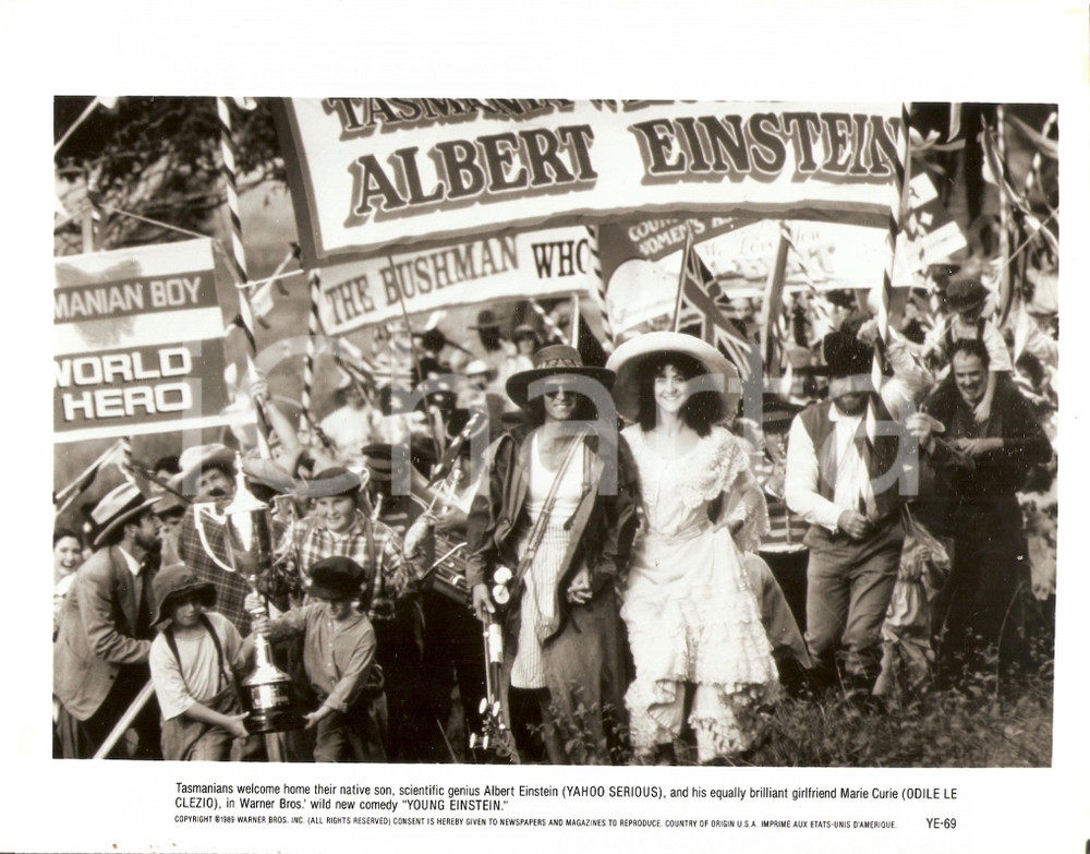 Fotografia d epoca originale 1988 YOUNG EINSTEIN Yahoo SERIOUS Odile LE CLEZIO welcomed by tasmanians Foto 1