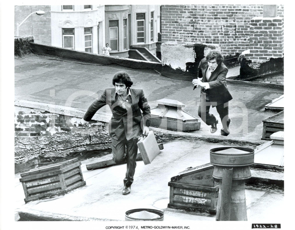 Fotografia d epoca originale 1974 SUPER COPS Ron LEIBMAN David SELBY running on roof  Movie by Gordon PARKS 1