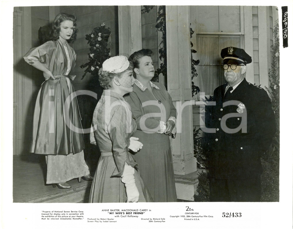 Fotografia d epoca originale 1952 MY WIFE BEST FRIEND Anne BAXTER calls Edgar DEARING as policeman Photo 1