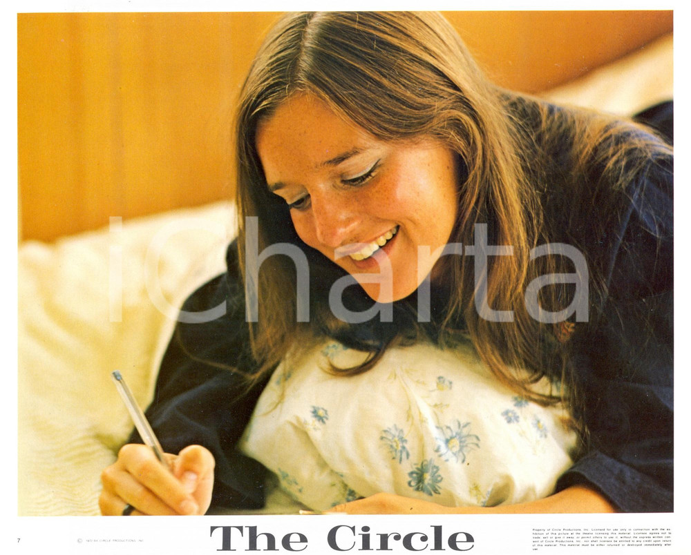 Fotografia d epoca originale 1972 THE CIRCLE Movie Tom MOYER Woman writes a letter in bed Foto seriale 25x20 1