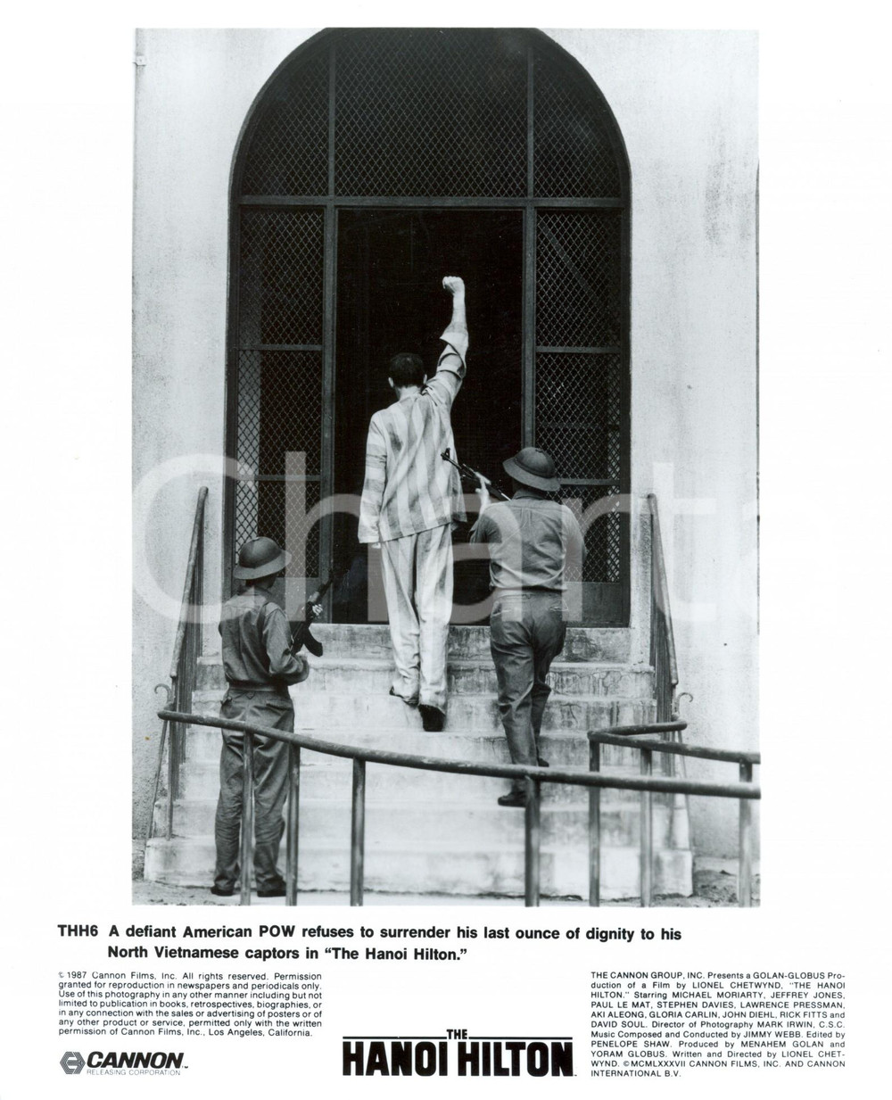Fotografia d epoca originale 1987 THE HANOI HILTON American POW raising fist  Movie by Lionel CHETWYND Photo 1